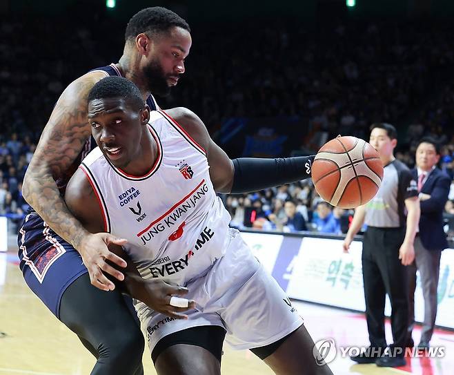 골 밑 돌파 시도 (부산=연합뉴스) 강선배 기자 = 28일 부산 사직체육관에서 열린 2025-2026 프로농구 부산 KCC와 안양 정관장 4강 PO 3차전 경기. 정관장 조니 오브라이언트가 골 밑으로 파고들고 있디. 2026.4.28 sbkang@yna.co.kr