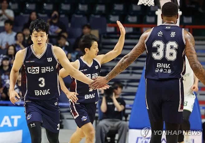 잘했어~ (부산=연합뉴스) 강선배 기자 = 17일 부산 사직체육관에서 열린 2025-2026 프로농구 부산 KCC와 원주 DB 6강 플레이오프 3차전 경기. KCC 허웅이 득점하고 숀롱과 세리머니하고 있다. 2026.4.17 sbkang@yna.co.kr