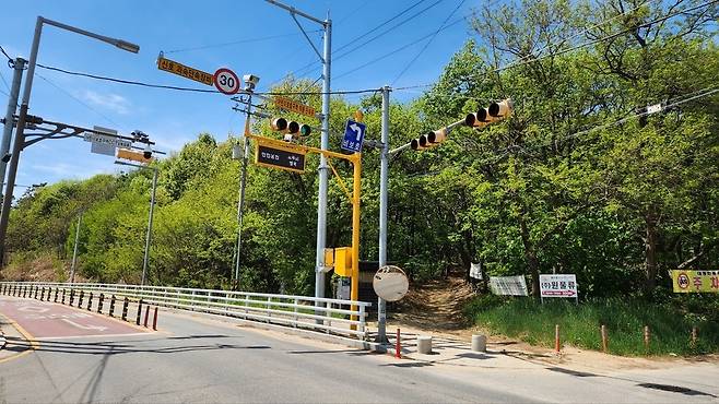 ▲ 실종된 이태원 참사 의인 A씨가 마지막으로 확인된 포천시 선단동 왕방산 등산로 입구. 경찰과 소방 당국은 29일 오전 이곳을 기점으로 정밀 수색을 벌인 끝에 산등성이 인근에서 A씨의 시신을 수습했다. /이광덕 기자 kdlee@incheonilbo.com