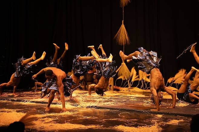캐나다 예술단체 서커스 칼라반떼(Circus Calavante)의 'WOW' 공연 모습. 사진=안산문화재단