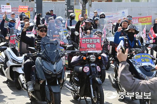 29일 오전 수원역 로데오광장에서 '민주노총 공공운수노조 라이더유니온지부·화물연대본부, 라이더-화물노동자 대행진' 참석자들이 건당 최저임금제 도입과 안전운임제 확대 등을 촉구하고 있다. 임채운기자