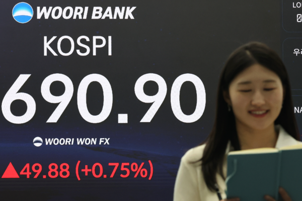 코스피&nbsp;6690.90 마감, 사흘&nbsp;연속&nbsp;사상 최고치 경신.&nbsp;