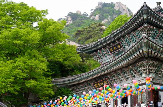 의정부시 도봉산 정상 부근에 자리한 망월사. 경기도에선 드문 천년 고찰로 봄이면 많은 등반객 발길이 닿는다.