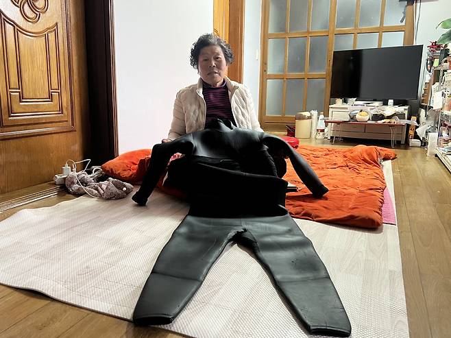 이날 한씨는 작업을 위해 해녀복을 꺼내놓았지만 날씨가 궂어 물질하러 나가지 못했다.