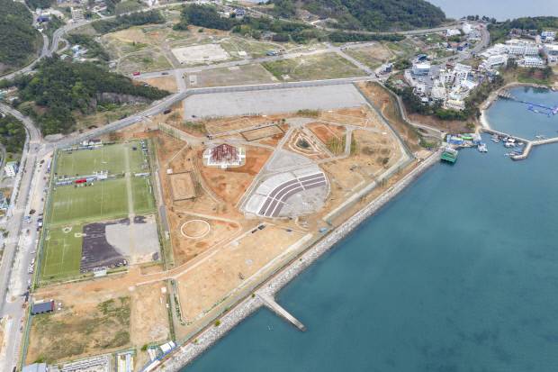 개막을 4개월여 앞두고 있는 여수시 돌산읍  진모지구 일원의 2026 여수세계섬박람회 주행사장 부지에 토목공사가 한창이다.   /김진수 기자 jeans@kwangju.co.kr