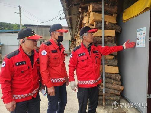 ◇고성 산불전문예방진화대원들이 화목보일러 점검에 나서고 있다. 사진=이은호기자