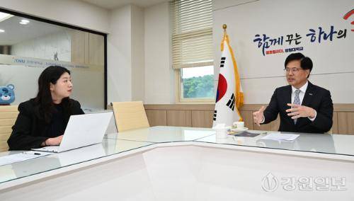 정재연 강원대총장이 대학본부 총장실에서 본보 김오미 기자와 인터뷰를 갖고 있다. 박승선기자