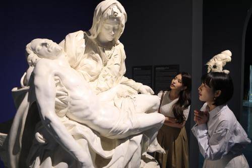 ◇속초 피노디아 아트갤러리에서 전시되고 있는 르네상스 시대 미술 거장들의 작품을 관람객들이 감상하고 있다. 강원일보 DB