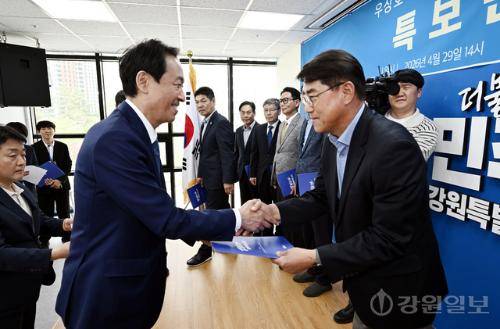 ◇더불어민주당 우상호 강원지사 후보 선거대책위원회가 29일 도당에서 특보단 위촉식을 열었다. 임도혁기자