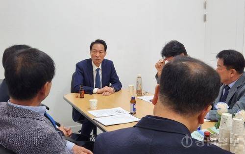 ◇우상호 더불어민주당 강원도지사 후보가 29일 오전 11시께 더불어민주당 강원지사 후보자 캠프에서 강원예총을 비롯한 도내 문화예술계 인사들과 간담회를 갖고 경청하고 있다. 사진=이은호기자