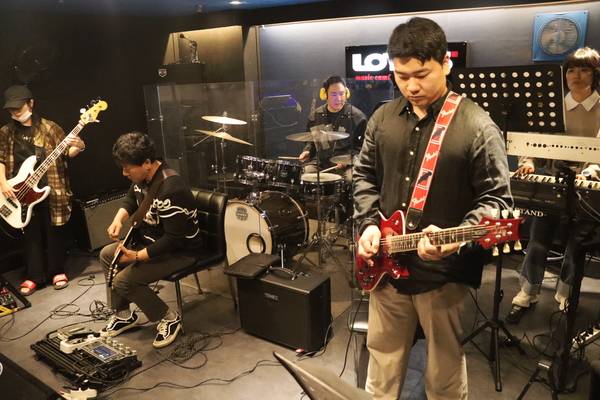 로투스 내에서 락·메탈·댄스를 담당하는 팀이 합주를 하고 있다. /주성희 기자