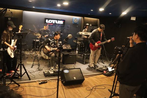 로투스 내에서 락·메탈·댄스를 담당하는 팀이 합주를 하고 있다. /주성희 기자