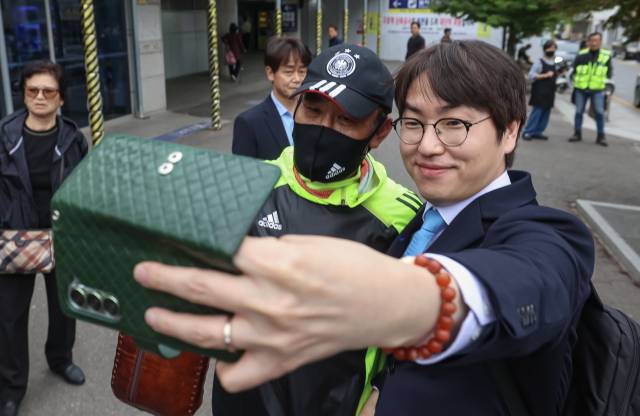 하정우 전 청와대 AI미래기획수석이 29일 부산 북구 구포역에 도착했다. 하 전 수석은 전재수 더불어민주당 부산시장 후보의 지역구인 부산 북갑 보궐선거에 출마할 예정이다. 김종진 기자 kj1761@