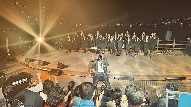 ▲ 경산시립합창단은 24일 남매근린공원 내 야외공연장에서 기획 연주회 '남매지 음악회'를 개최했다. 경산시.