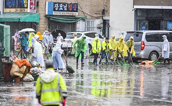 지난해 7월 15년 만에 침수사고가 재발한 대구 북구 노곡동에서 복구 작업이 진행 중이다. 영남일보DB