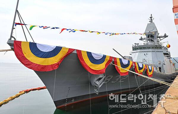 제주함(FFG-832)이 진수식을 앞둔 4월 28일 경남 고성군 SK오션플랜트 조선소에&nbsp;정박해&nbsp;있다. (사진제공=해군)