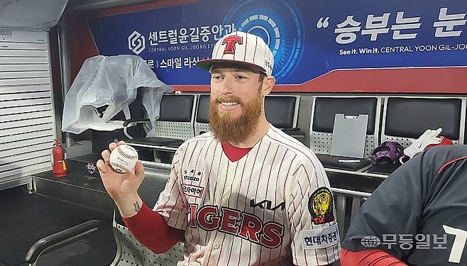 지난 24일 본인의 완봉 기념구를 들고 있는 올러.