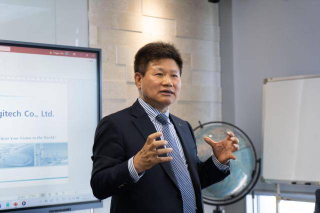 권순욱 신조로지텍 대표가 지난 24일&nbsp;'메인비즈협회 9차 팸투어'가 열린 부산 신조로지텍 본사에서 발언하고 있다.&nbsp;&nbsp;[사진=메인비즈협회]