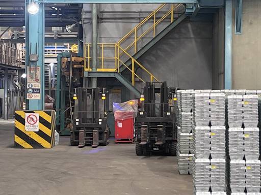 아연 주조공장에서 무인지게차가 슬래브를 운반하고 있다./유혜온 기자