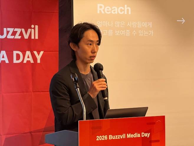 버즈빌 제품 총괄(CPO)이 29일 오전 서울 강남구 오크우드 프리미어 코엑스 센터에서 기자간담회를 열고 AI 엔진 '다이내믹 트리오'를 활용한 사업을 발표하고 있다. 사진=버즈빌 제공