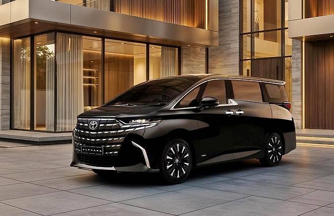 토요타는 알파드를 국내에 출시하면서 니치마켓으로 꼽히는 럭셔리 미니밴 시장 공략에 성공했다. / 한국토요타자동차