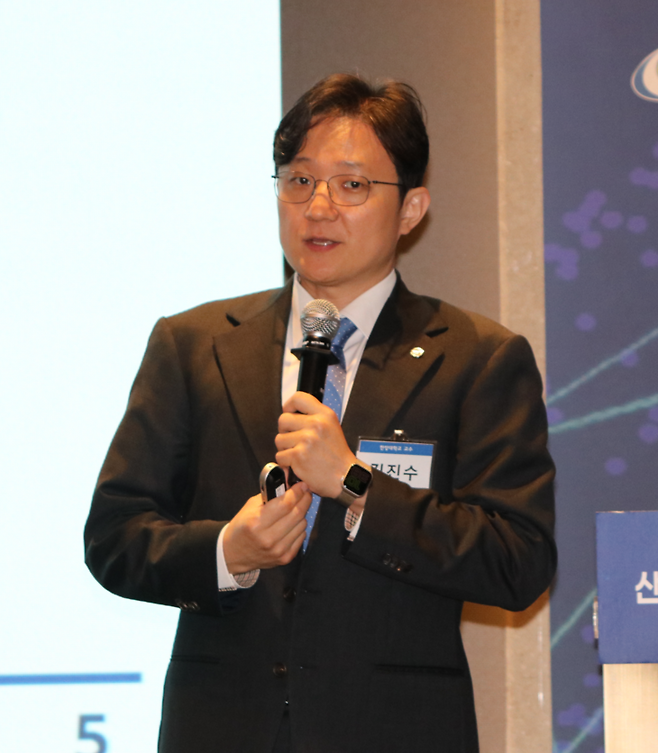 ▲김진수 한양대학교 자원환경공학과 교수가 28일 에너지경제신문·에너지경제연구원·에너지미래포럼·한국자원경제학회가 서울 서초구 엘타워에서 공동 주최한 '제9회서울에너지포럼'에서 주제발표를 하고 있다. 사진= 유병욱 기자