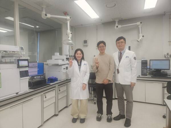 설일웅 연구관(오른쪽)과 허호민 청년기자(가운데)가 광주과학수사연구소 연구실에서 관계자와 함께 기념촬영을 하고 있다.&nbsp;&nbsp;