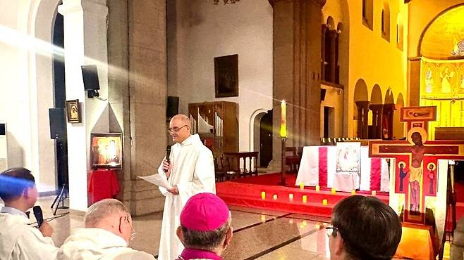 매튜 수사는 24일 기도회에서 "예수님이 말씀하시는 평화는 아무것도 하지 않고 자기 만족에 빠지게 만드는 것이 아니라, 우리가 마주해야 할 것을 똑바로 마주할 수 있게 하는 것"이라고 말했다.&nbsp;사진 제공 한국기독교교회협의회