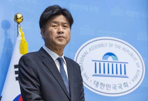 6ㆍ3 지방선거와 같이 치러질 국회의원 재ㆍ보궐 선거에 공천을 희망했다 좌절된 이재명 대통령 측근 김용 전 민주연구원 부원장이 28일 국회 소통관에서 기자회견을 기다리고 있다. 김 전 부원장은 민주당의 공천 배제에 대해 "전략적 판단을 존중하고 백의종군하겠다"고 밝혔다. 2026.4.28. 연합뉴스