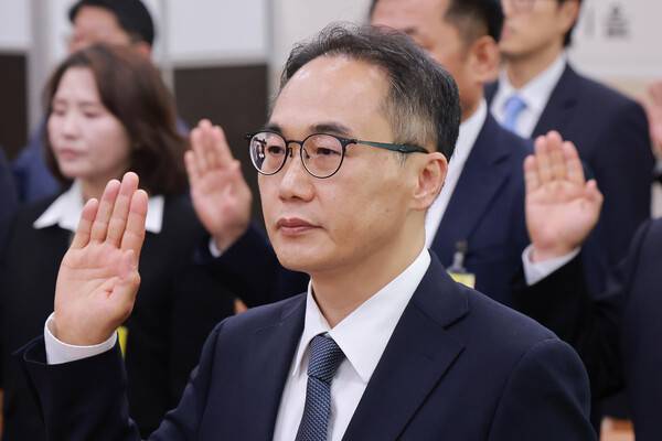 16일 국회 윤석열 정권 정치검찰 조작기소 의혹 사건 진상규명 국정조사특별위원회 제8차 전체회의에서 열린 대장동·김용 전 민주연구원 부원장·위례신도시 조작기소 의혹 사건 청문회에서 이원석 전 검찰총장이 증인으로 선서하고 있다. 2026.4.16. 연합뉴스