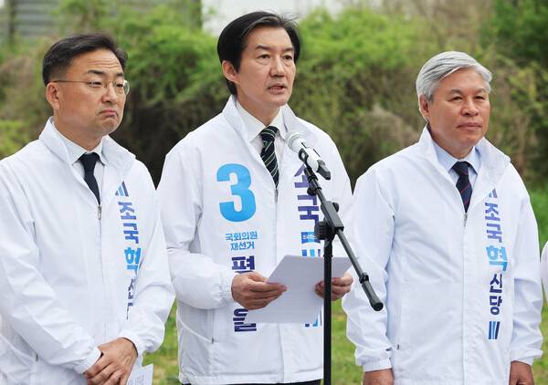 조국혁신당 조국 대표가 지난 20일 경기도 평택시 고덕면 KTX 경기남부역사 예정부지 앞에서 열린 현장 최고위원회의에서 발언하고 있다. 2026.4.20 연합뉴스