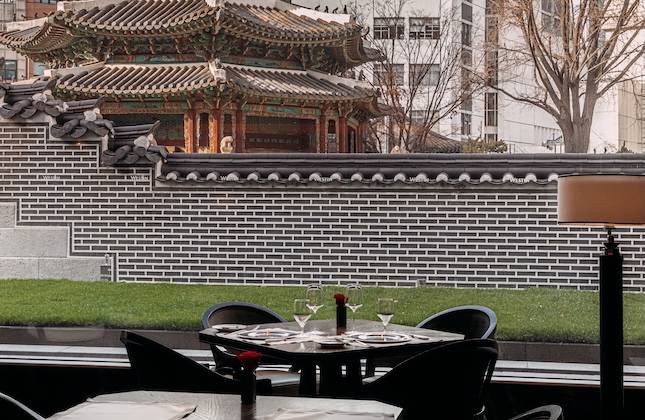 나인스 게이트 창밖으로 보이는 환구단. 고종 황제가 하늘에 제사를 지내던 이곳은 100년 전통 레스토랑과 어울리는 풍경을 만든다. / 사진=조선호텔앤리조트