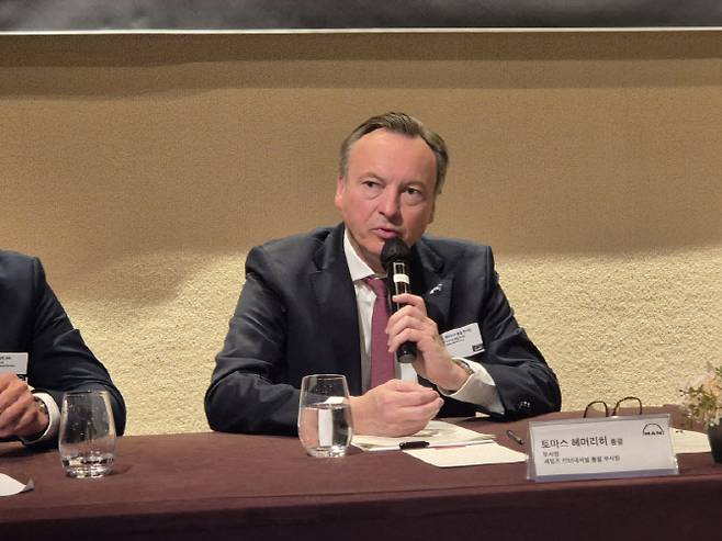 토마스 헤머리히 만트럭버스SE 세일즈 인터내셔널 총괄 부사장이 28일 열린 '만트럭버스코리아 창립 25주년 기념 미디어 라운드테이블'에서 기자들의 질문에 답하고 있다. (사진=이윤화 기자)