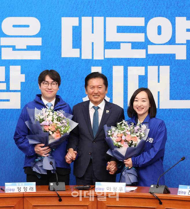[이데일리 노진환 기자] 정청래(가운데) 더불어민주당 대표가 29일 서울 여의도 국회에서 열린 더불어민주당 인재영입식에서 하정우(왼쪽) 전 청와대 AI미래기획수석, 전은수 전 청와대 대변인과 기념촬영을 하고 있다.
