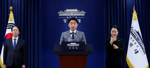 강훈식 비서실장이 29일 청와대 춘추관에서 ‘공직역량 강화’ 핵심성과 및 추진계획 브리핑을 하고 있다. 왼쪽은 조성주 인사수석. (사진=연합뉴스)