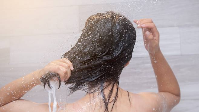 샴푸 없이 두피를 관리하면 피지와 노폐물이 제대로 제거되지 않아 두피 질환으로 이어질 수 있다 | 출처: 클립아트코리아