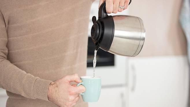 물은 소화, 혈액순환, 변비 예방, 독소 배출 등 생명 유지에 필수 역할을 한다. 전문가들은 공복 수분 섭취 시 30~40도 사이의 온도를 권장한다｜출처: 클립아트코리아