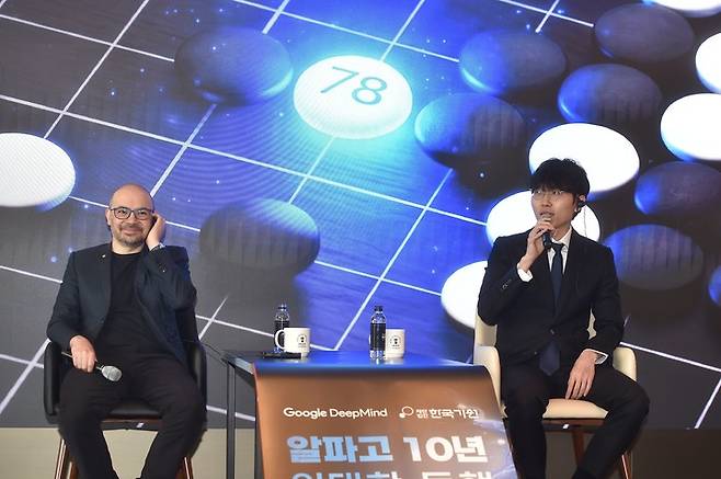 데미스 허사비스 CEO(왼쪽)와 신진서 9단이 대담하고 있다.(사진 한국기원 제공)