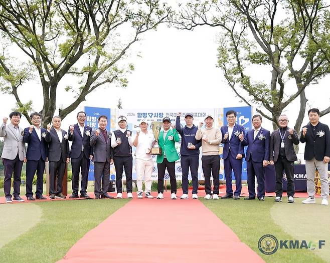 29일 끝난 함평사랑 전국아마추어골프대회에서 우승한 허지백과 대회 관계자들이 기념 촬영을 하고 있다.