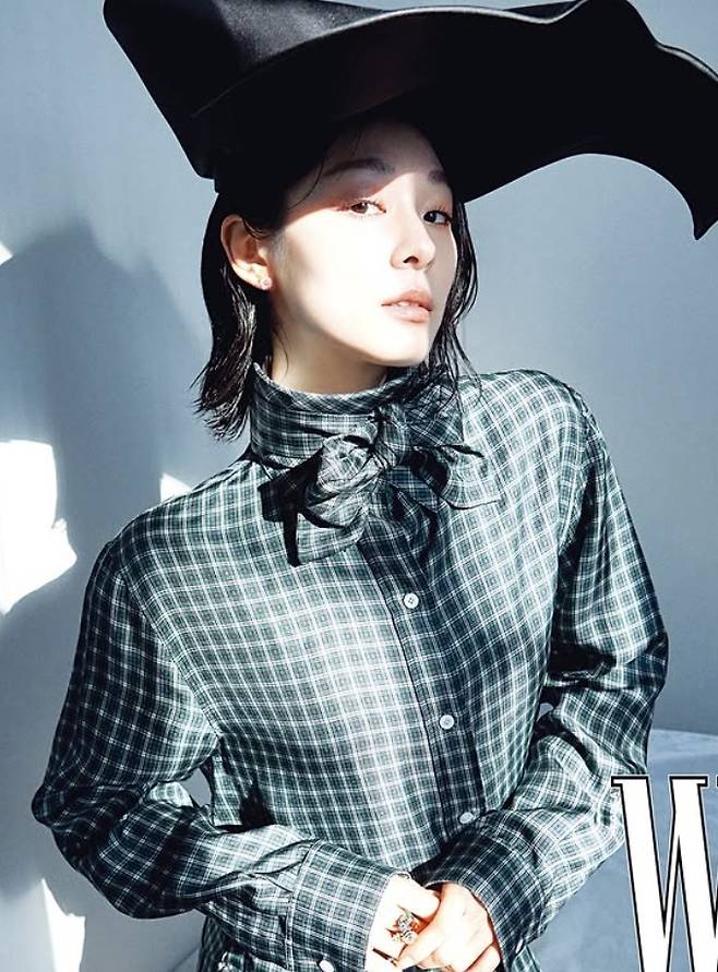김연아 / 더블유 코리아