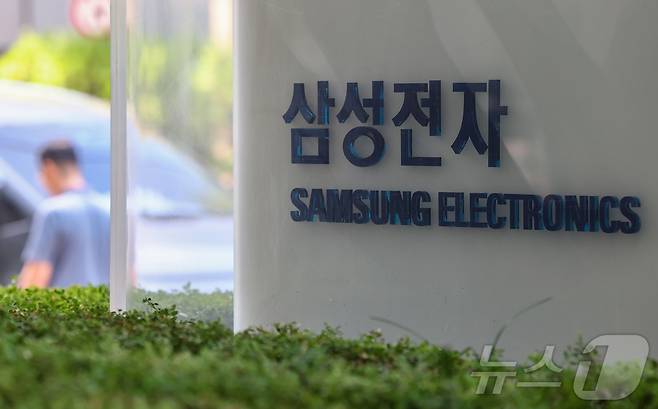 삼성전자가 28일 글로벌 대형기업과 22조 7648억 원의 반도체 위탁생산 공급계약을 체결했다고 공시했다. 사진은 이날 삼성전자 서초사옥. 2025.7.28 ⓒ 뉴스1 김도우 기자