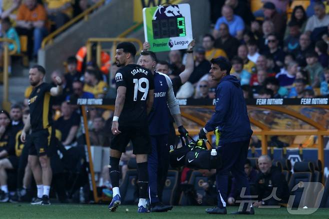 25일 울버햄튼전에서 부상으로 교체되는 도믹닉 솔랑케. ⓒ AFP=뉴스1