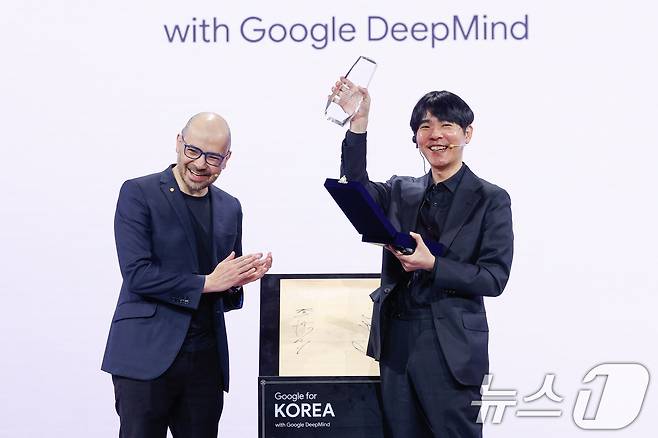 이세돌 사범이 29일 서울 중구 웨스틴조선호텔에서 열린 구글 포 코리아 2026 행사에 참석해 데미스 하사비스 구글 딥마인드 공동 창업자 및 CEO로부터 받은 감사패를 들어보이고 있다. ⓒ 뉴스1 안은나 기자