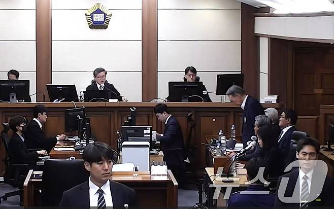 특수공무집행방해·직권남용 권리행사방해 등의 혐의를 받는 윤석열 전 대통령이 29일 서울 서초구 서울고등법원에서 열린 항소심 선고공판에서 징역 7년을 선고받은 후 고개 숙여 인사하고 있다. (서울고등법원 제공 영상 캡쳐. 재판매 및 DB 금지) 2026.4.29 ⓒ 뉴스1 오대일 기자