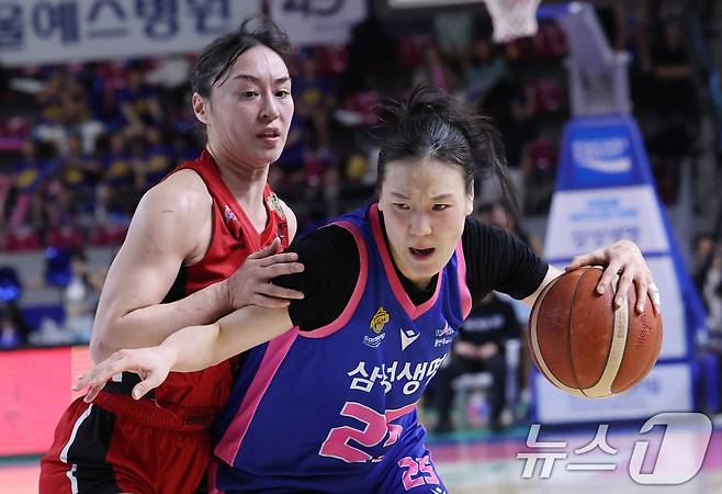 7일 오후 경기 용인시 처인구 용인실내체육관에서 열린 '하나은행 SOL 2024-2025 여자프로농구 플레이오프 3차전' 용인 삼성생명 블루밍스와 부산 BNK 썸의 경기에서 삼성생명 배혜윤이 돌파하고 있다. 2025.3.7 ⓒ 뉴스1 김영운 기자