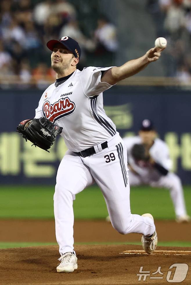 25일 오후 서울 송파구 잠실야구장에서 열린 프로야구 '2025 신한 SOL뱅크 KBO 리그' 한화 이글스와 두산 베어스의 경기에서 두산 선발 잭 로그가 역투하고 있다. 2025.9.25 ⓒ 뉴스1 김민지 기자