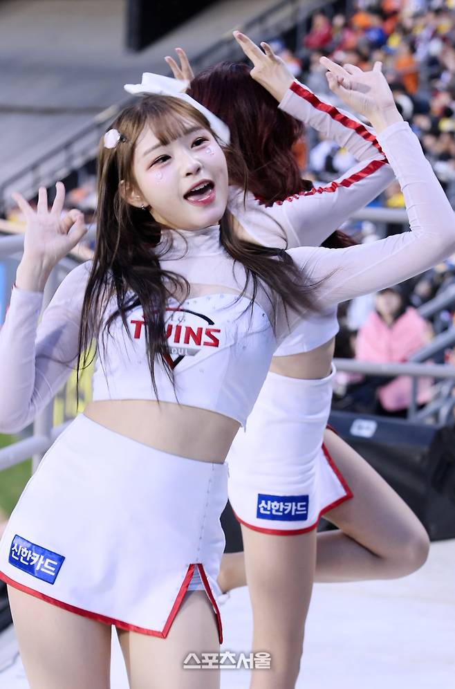 ‘어딜가나 요즘 대세 아웃송’...LG 치어리더 신서윤, 짧고 굵게 O~K~