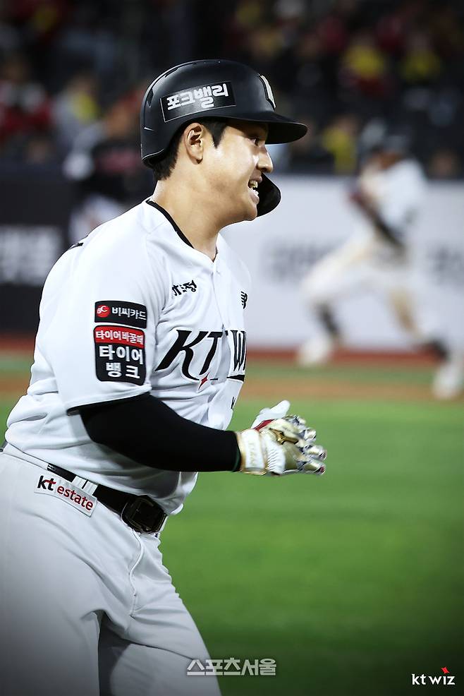 KT 강민성이 28일 수원케이티위즈파크에서 열린 2026 KBO리그 정규시즌 LG와 경기에서 10회말 끝내기 안타를 때린 후 기뻐하고 있다. 사진 | KT 위즈