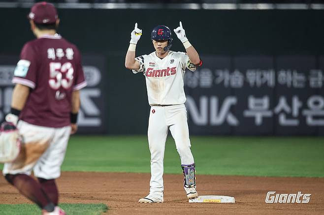 롯데 전민재가 부산 사직구장에서 열린 2026 KBO리그 정규시즌 키움전에서 2루타를 친 후 세리머니를 하고 있다. 사진 | 롯데 자이언츠