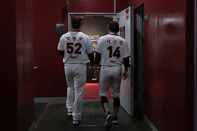 키움 박병호 코치(왼쪽)와 서건창이 26일 서울 고척스카이돔에서 열린 선수 은퇴식을 마친 뒤 나란히 더그아웃으로 향하고 있다. 사진 | 키움 히어로즈